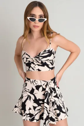 Crop top floral escote v con nudo tirantes