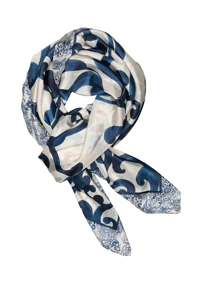 Gustav Inette big printed silk scarf 52800 Silketrklde - Sand w. Navy Print