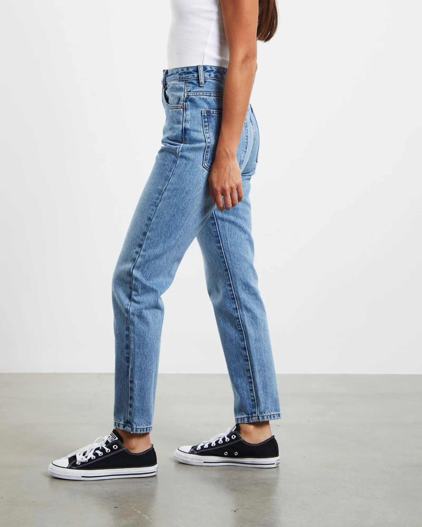 Insight Callee Classic Mom Jeans Island Blue